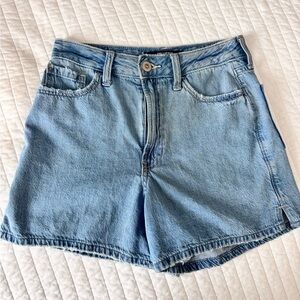 Hollister Ultra High Rise 90s Short in Light Medium Wash